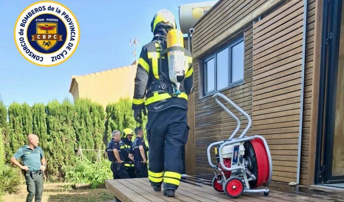 Arden unas baterías de placas solares junto a una casa de madera en El Palmar