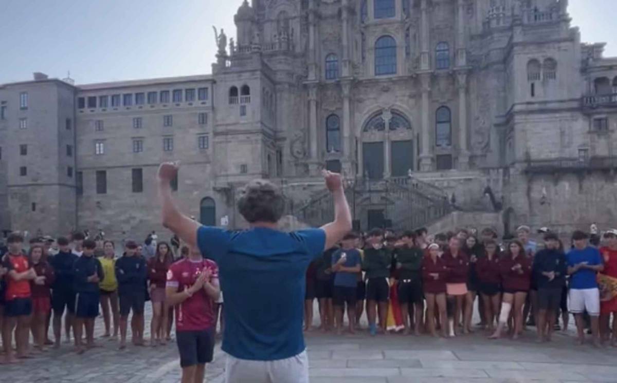 Del Santiago de Jerez al de Compostela: el momentazo por bulerías del colegio El Pilar en la plaza del Obradorio