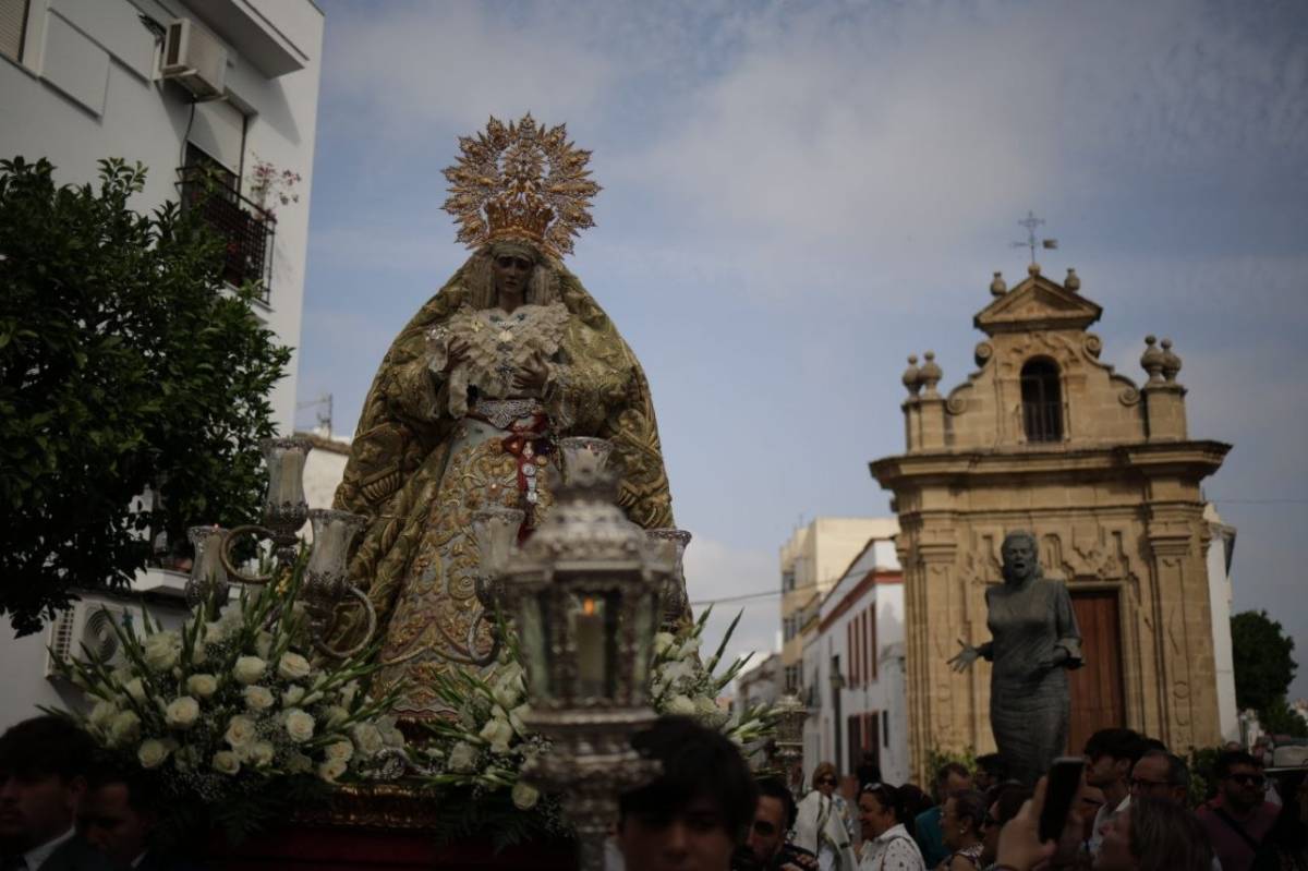 El traslado de la Esperanza de la Yedra hacia el centro de salud que se inaugura a su nombre, con presencia de Juanma Moreno