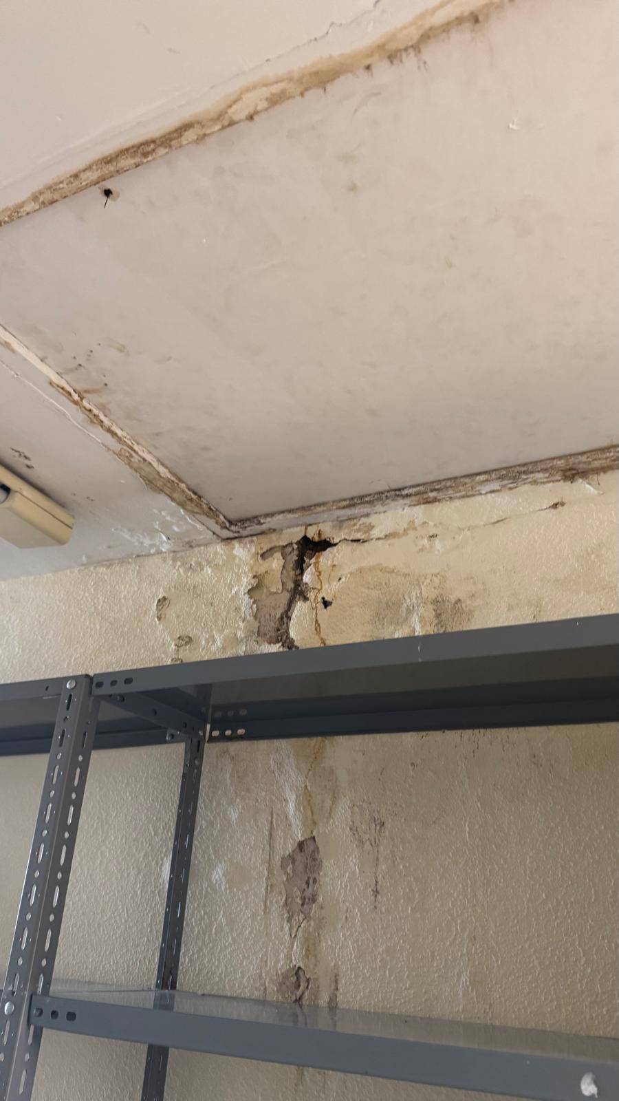 Zonas con humedades en el Hospital de Jerez.