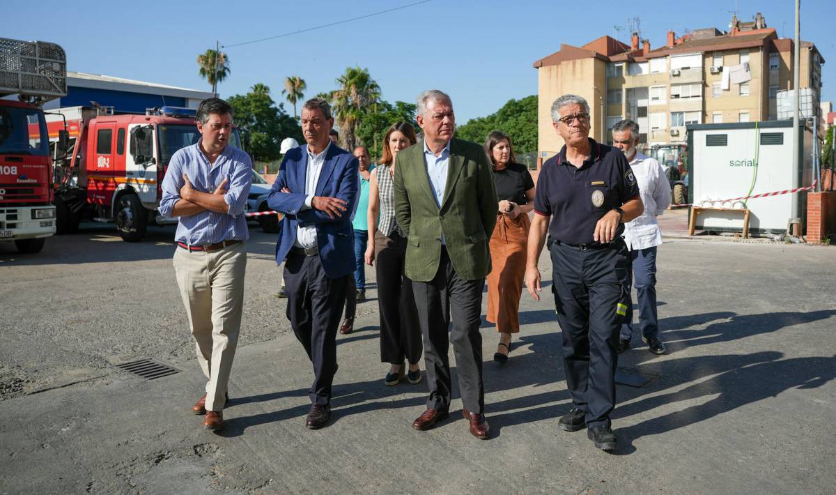 Sanz visita la rehabilitación del parque de bomberos del Polígono Sur - Sanz visita la rehabilitación del parque de bomberos del Polígono Sur