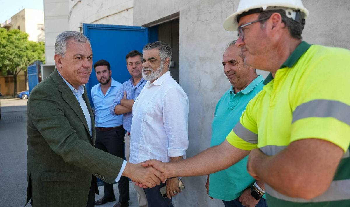 El alcalde de Sevilla saludando a uno de los trabajadores en la obra Sanz visita la rehabilitación del parque de bomberos del Polígono Sur - El alcalde de Sevilla saludando a uno de los trabajadores en la obra Sanz visita la rehabilitación del parque de bomberos del Polígono Sur