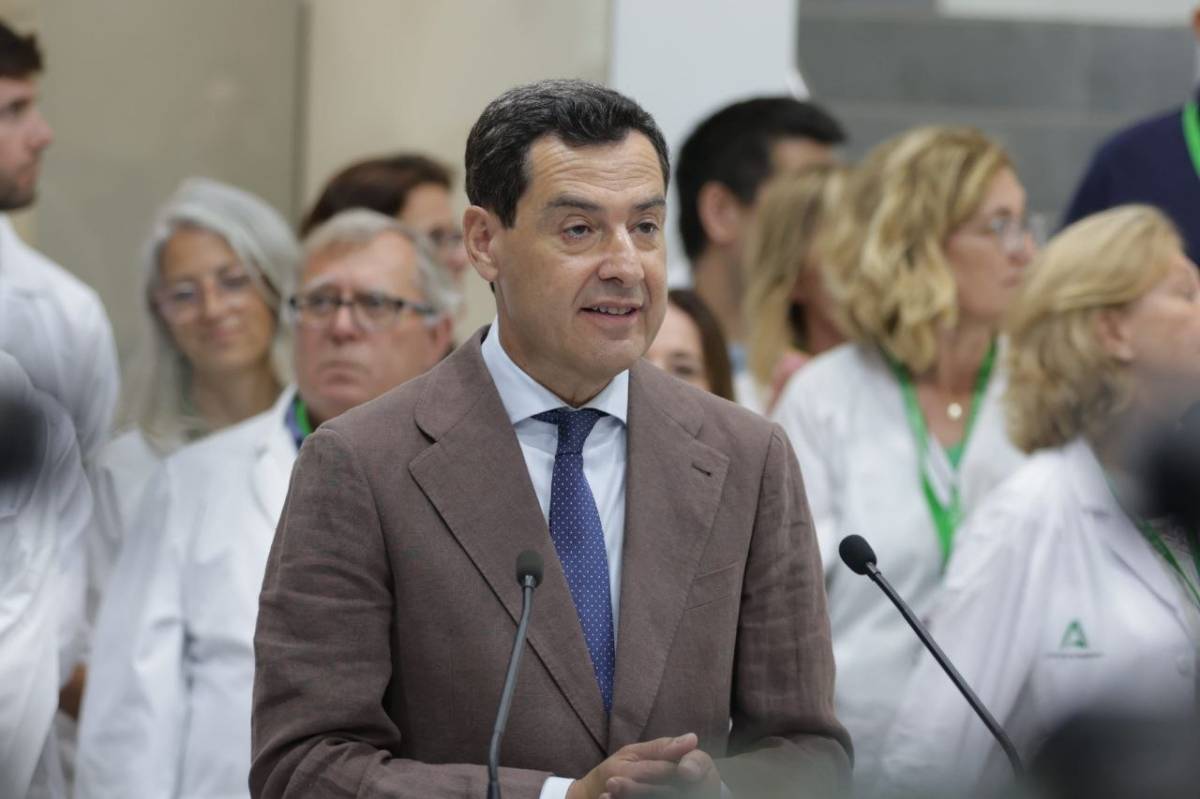 Juanma Moreno, en el centro de salud inaugurado.