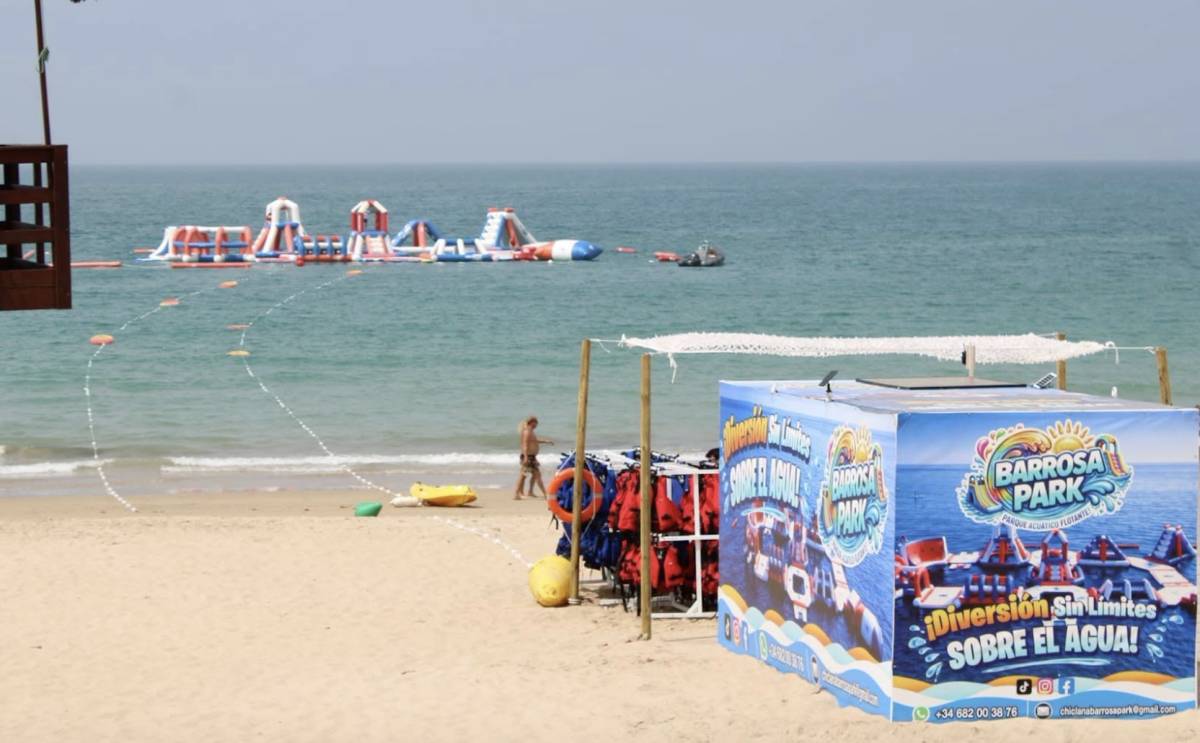Chiclana lanza 'al agua patos' su nuevo parque acuático flotante en La Barrosa tras cuatro años de trámites 