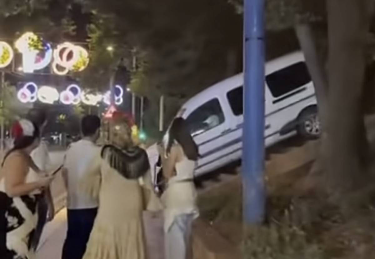 Movido arranque de la Feria de Algeciras: detenidos por violencia machista y un coche bajando por unas escaleras