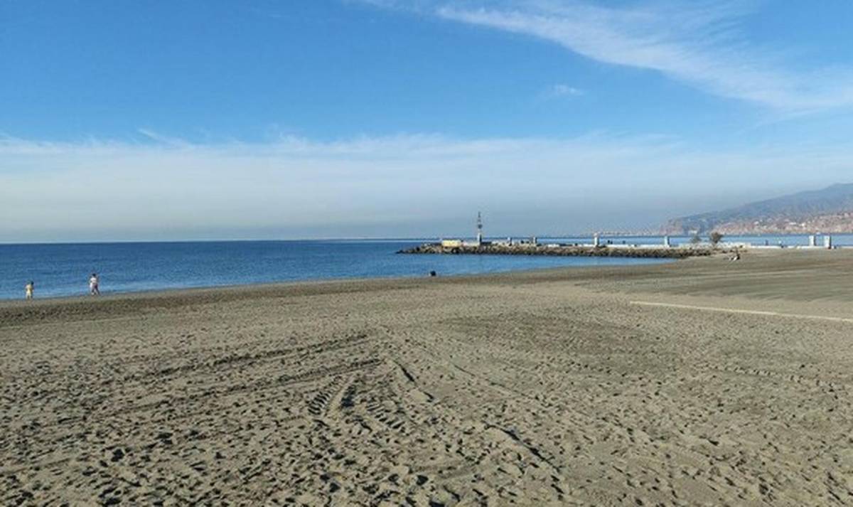 Asalta una autocaravana para abusar sexualmente de una mujer en Almería: acaba siendo rescatado en el mar por la Policía