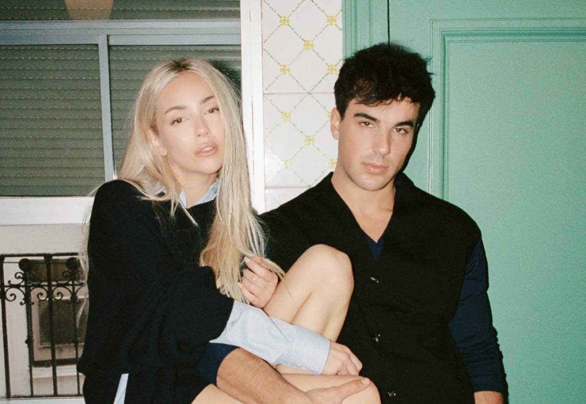 Ana Mena y Óscar Casas, en una sesión de fotos. - 