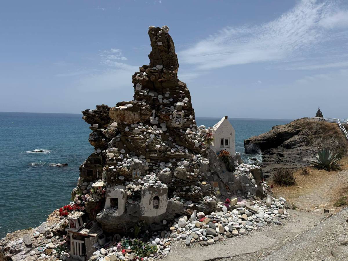 El paseo playero más curioso de la Costa del Sol donde ver un castillo en miniatura y un barco hundido