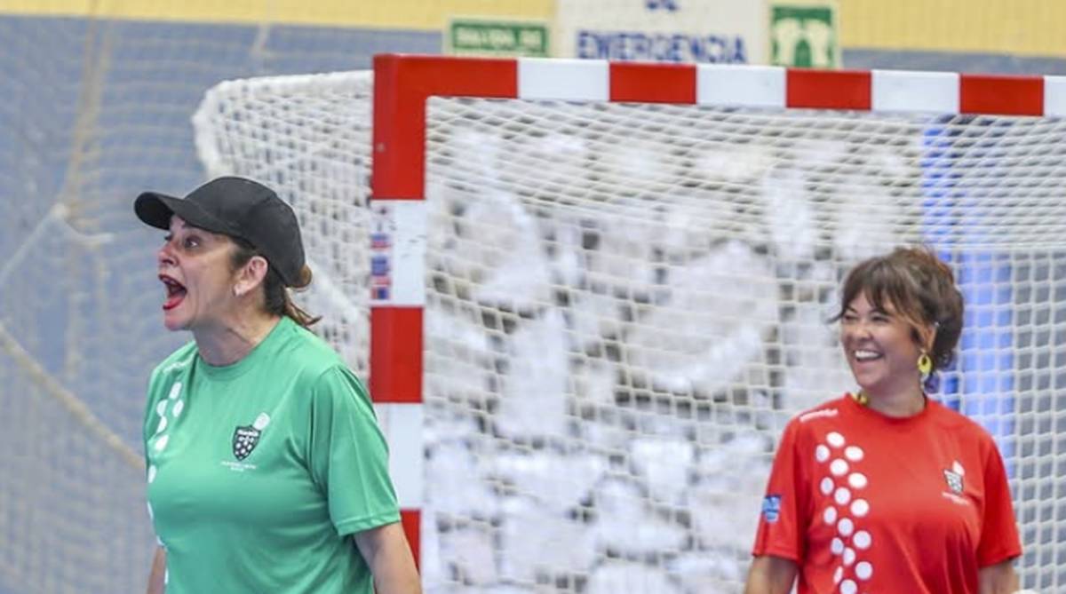 Toñi Moreno y Vanesa Martín jugando al fútbol por una buena causa en Málaga - Toñi Moreno y Vanesa Martín jugando al fútbol por una buena causa en Málaga