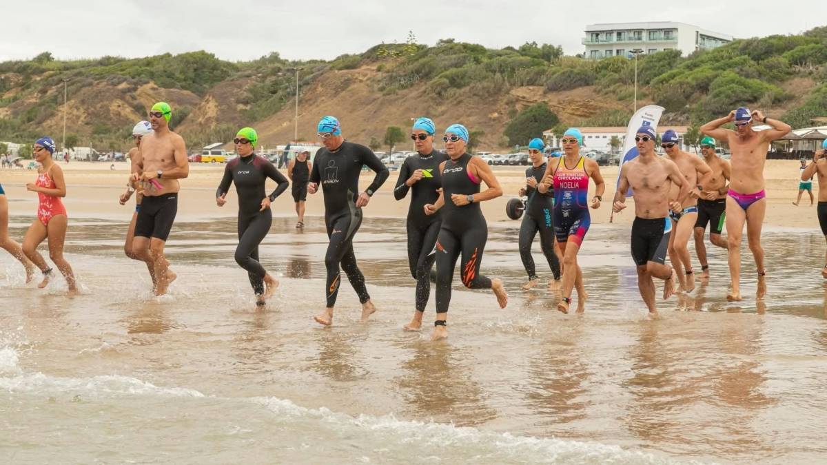 Nadar por una buena causa en una de las playas más populares de la costa de Cádiz