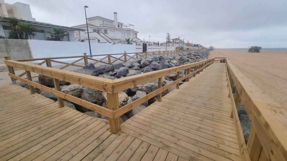 Matalascañas estrena paseo marítimo al inicio del verano tras el destrozo por la borrasca que hizo intervenir a la UME