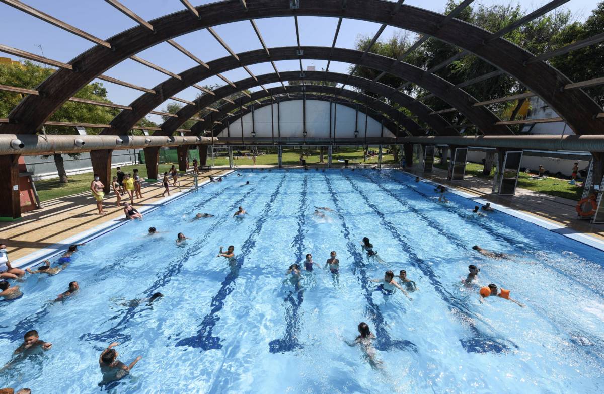 Cinco piscinas en Sevilla para sobrevivir a la primera ola de calor del verano