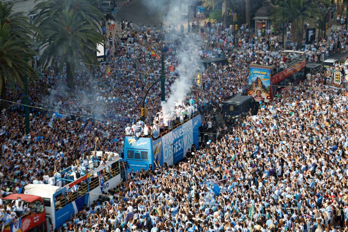 Casi 200.000 personas toman las calles de Málaga para celebrar el regreso a Primera