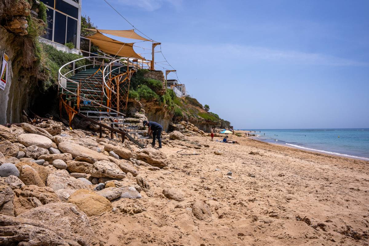 El declive de Los Caños, la playa que es un paraíso al que están 