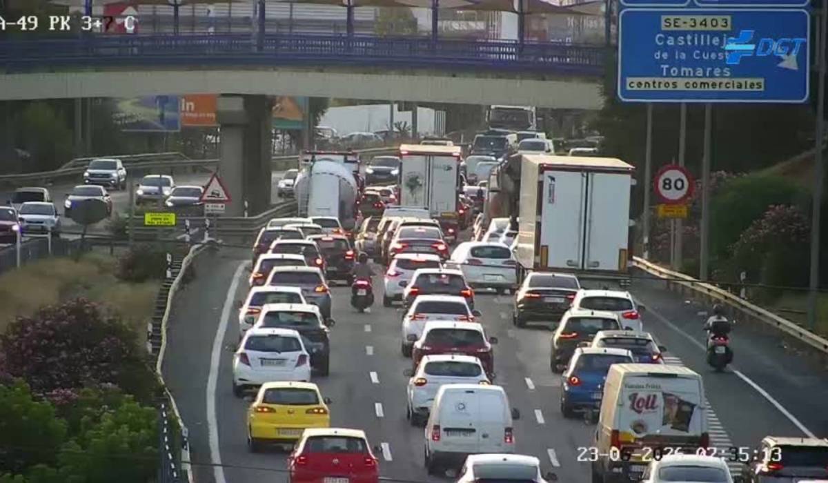 Difícil entrar en Sevilla por la A-49: un accidente provoca dos kilómetros de retenciones a la altura del Ikea
