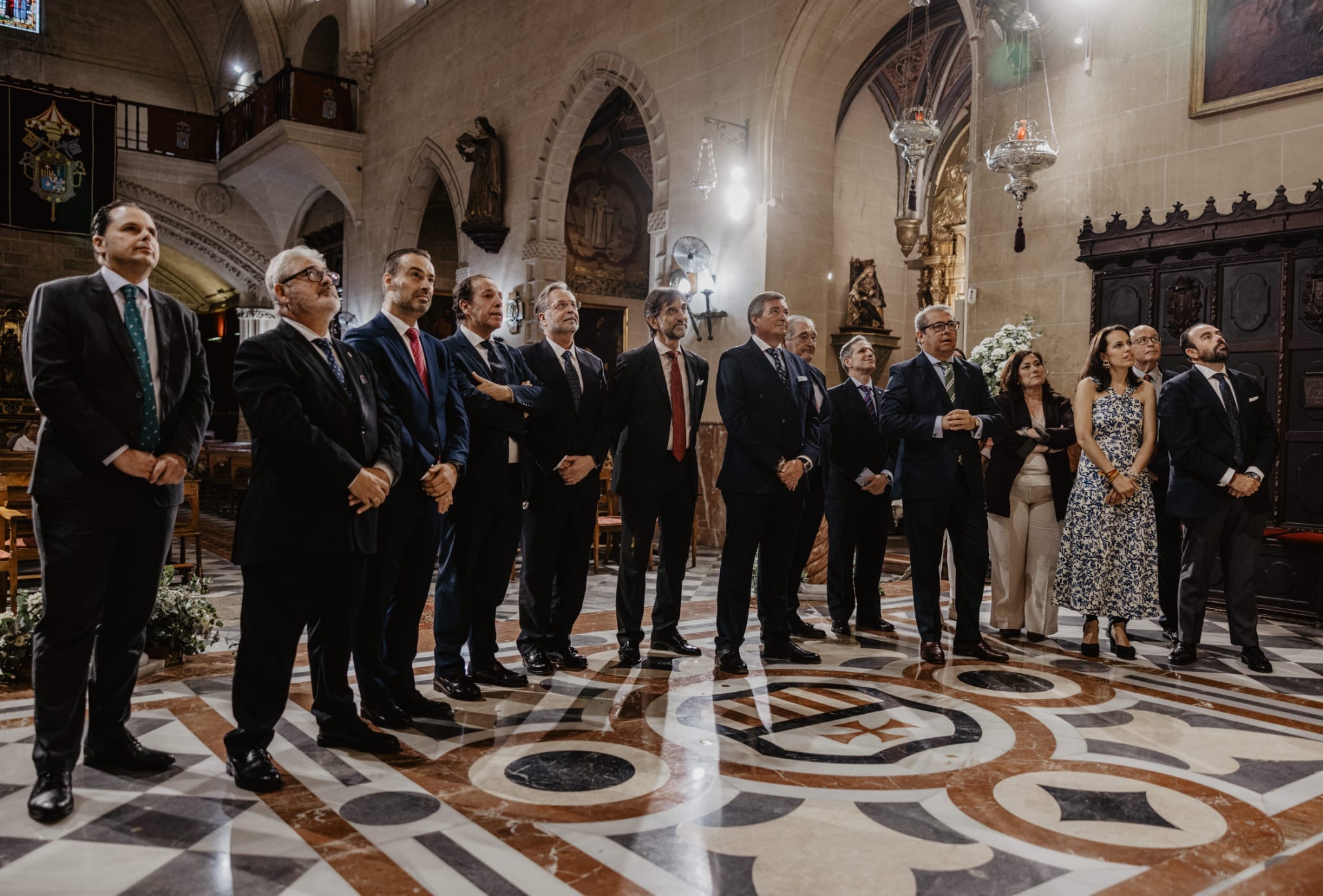 Los candidatos durante el rezo ante la Patrona. 
