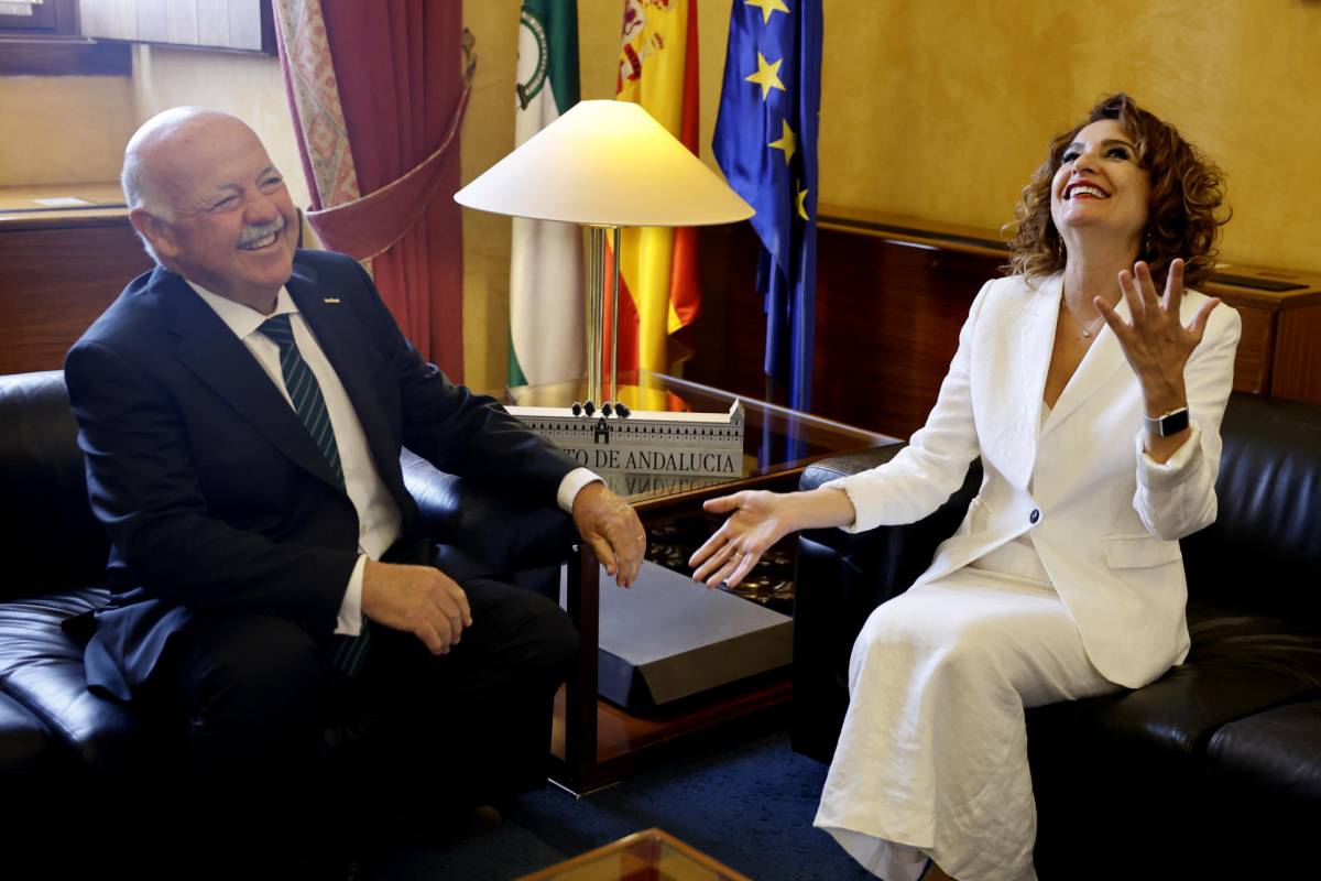 El presidente del Parlamento, Jesús Aguirre, con la líder del PSOE-A, María Jesús Montero.