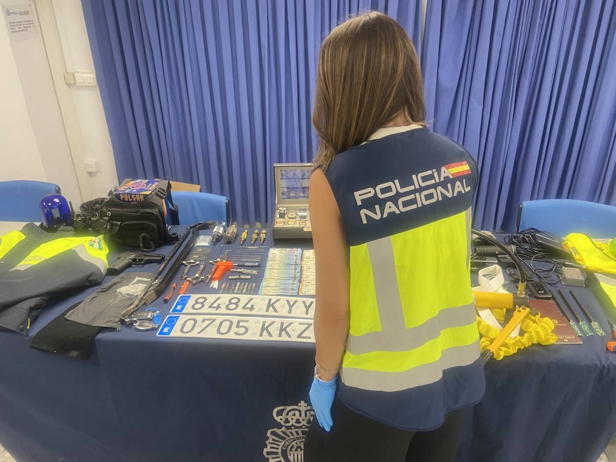 Una agente de Policía Nacional, con el material incautado. - Una agente de Policía Nacional, con el material incautado.