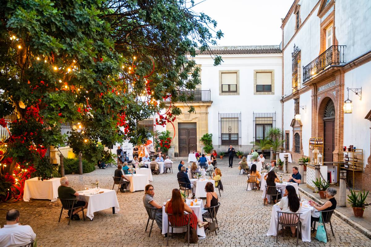 Una cena al aire libre en Casa Fundador en Jerez.