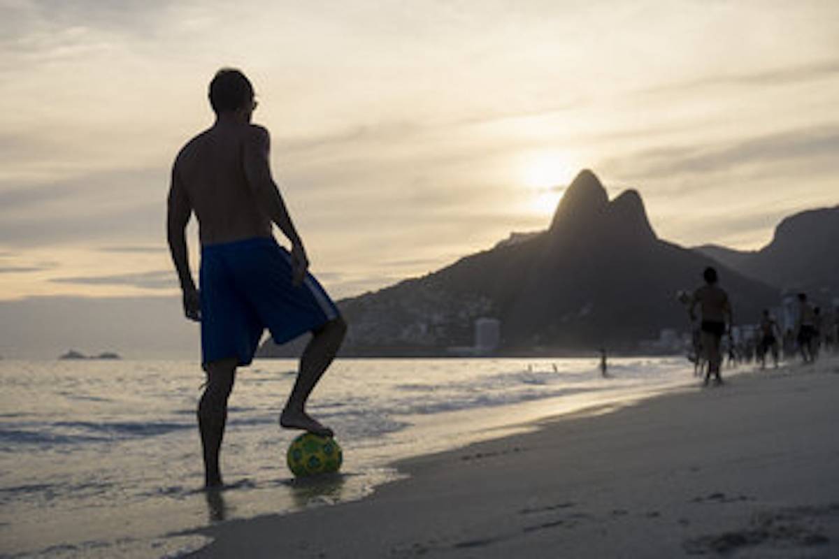 Estos son los sitios donde sí se puede jugar a la pelota en las playas de Cádiz sin riesgo de multa