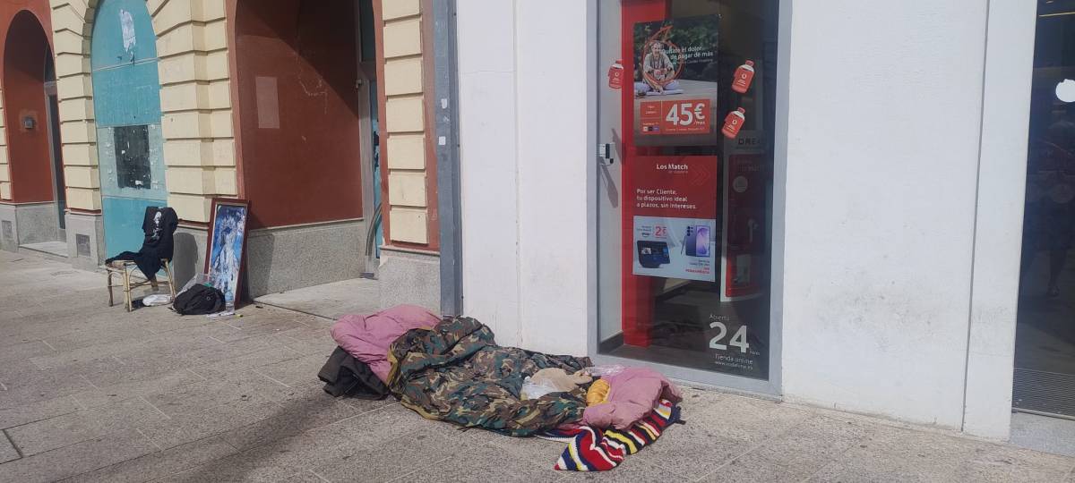 Vivir en la calle en plena ola de calor: personas sin hogar reclaman refugios climáticos en San Fernando