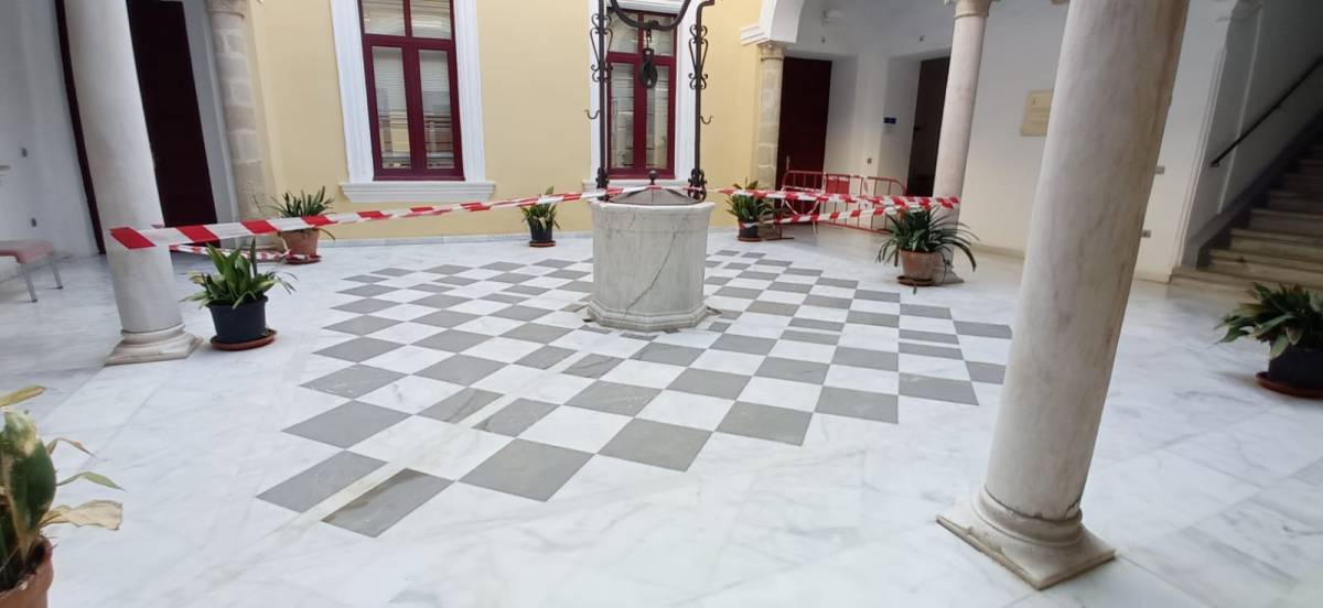 Cornisa con riesgo de caída, desconchones y trabajadores sin aire acondicionado: el estado de este palacete municipal de Jerez