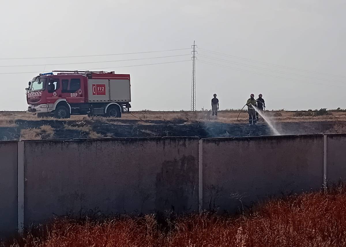Otro incendio de origen desconocido junto al punto limpio de Los Palacios