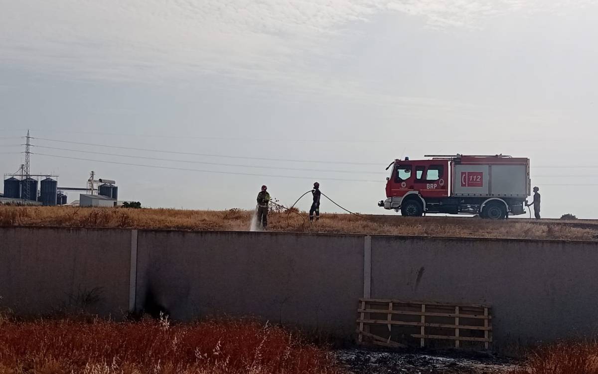 El incendio ha ocurrido en el muro, entre el punto limpio y la Dársena.