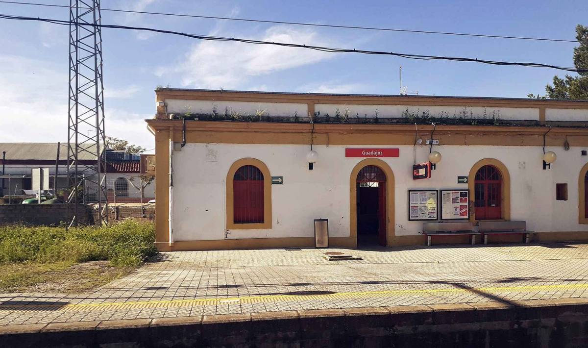 Colapso ferroviario en Sevilla por la caída de un cable de alta tensión: interrumpidos los AVE, la Media Distancia y Cercanías