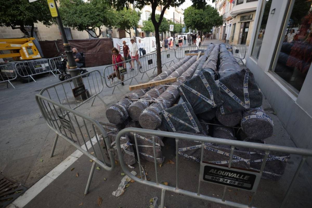 Cuenta atrás para el entoldado de la calle Larga de Jerez: los báculos de ocho metros ya están listos para su colocación