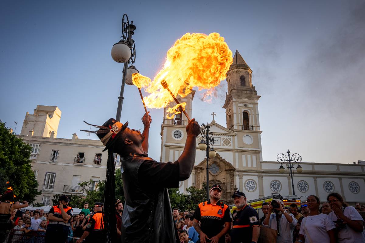 La Quema de Juanillos en Cádiz, en imágenes: así se vivió la mágica Noche de San Juan - JOSÉ MARÍA REYNA