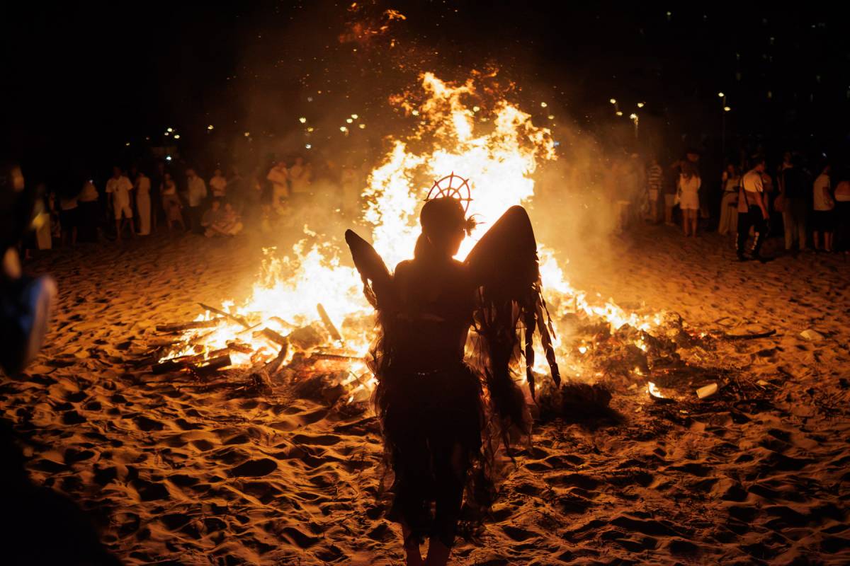 La hoguera mágica de la Noche de San Juan en una Valdelagrana abarrotada: 
