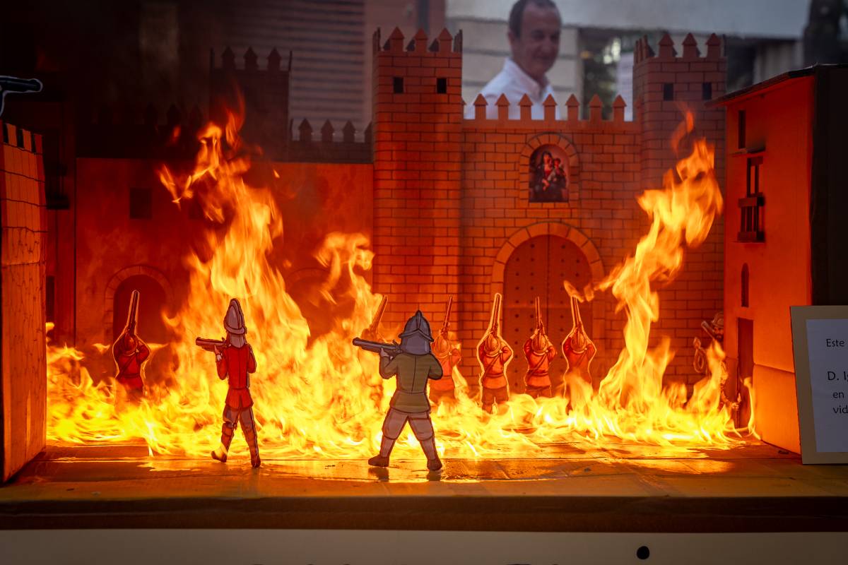 El Juanillo, envuelto en llamas, en la Plaza de España. - JOSÉ MARIA REYNA