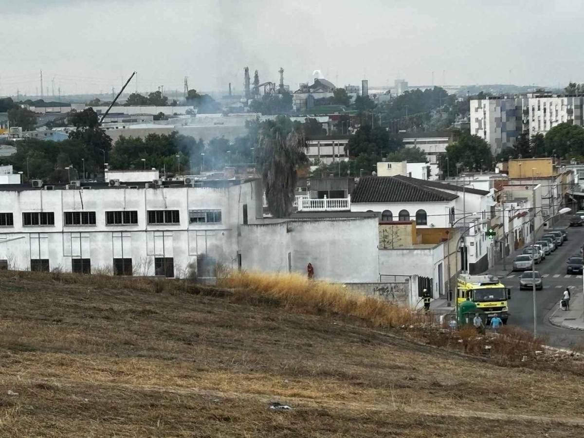 Incendio en Jerez junto al antiguo centro de salud de San Telmo