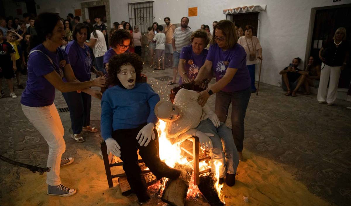 Así ha vivido Grazalema su quema de 'Juanillos' más especial: dedicada a quienes ayudaron durante el temporal