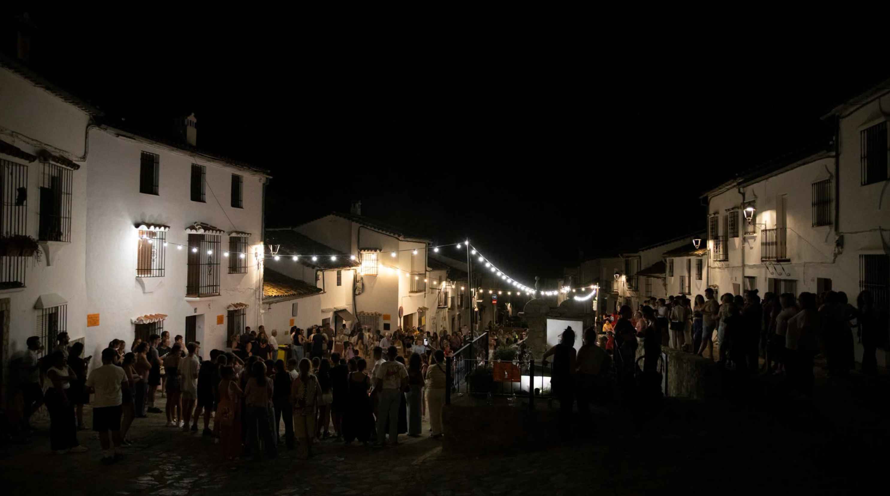 Ambiente en la calle Nueva de Grazalema por San Juan.