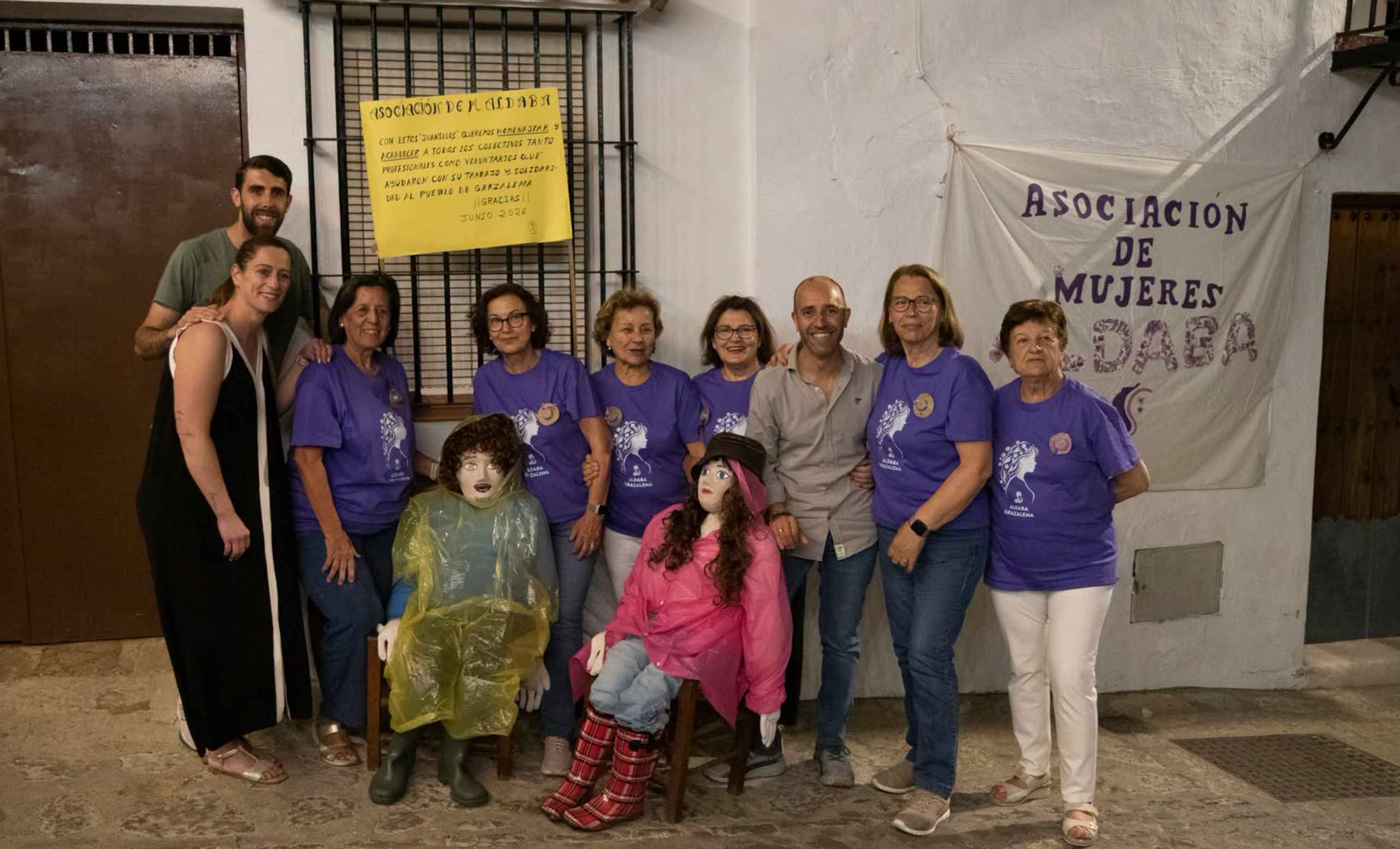 El alcalde de Grazalema, Carlos Javier García, junto a vecinos del pueblo.