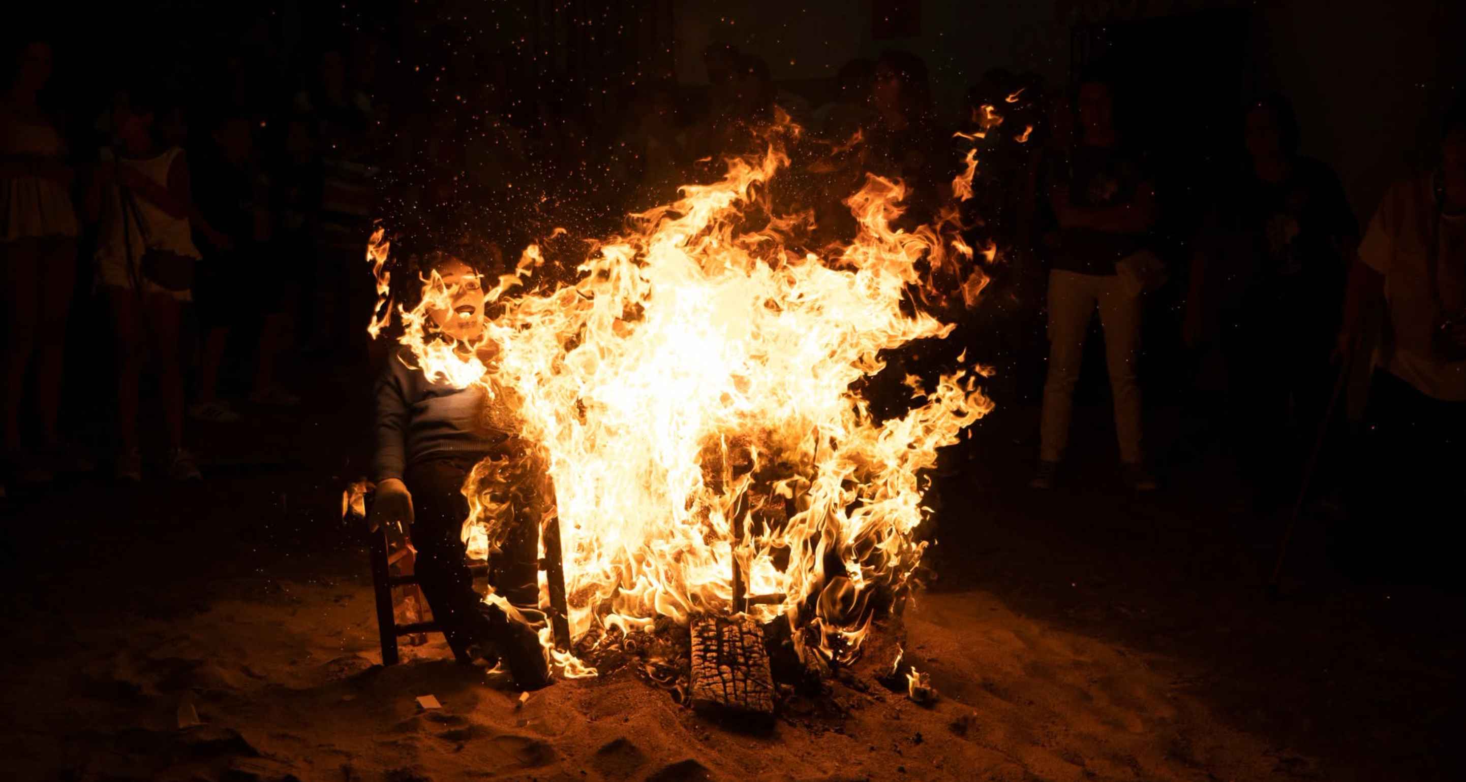La tradicional quema de `Juanillos` en Grazalema.