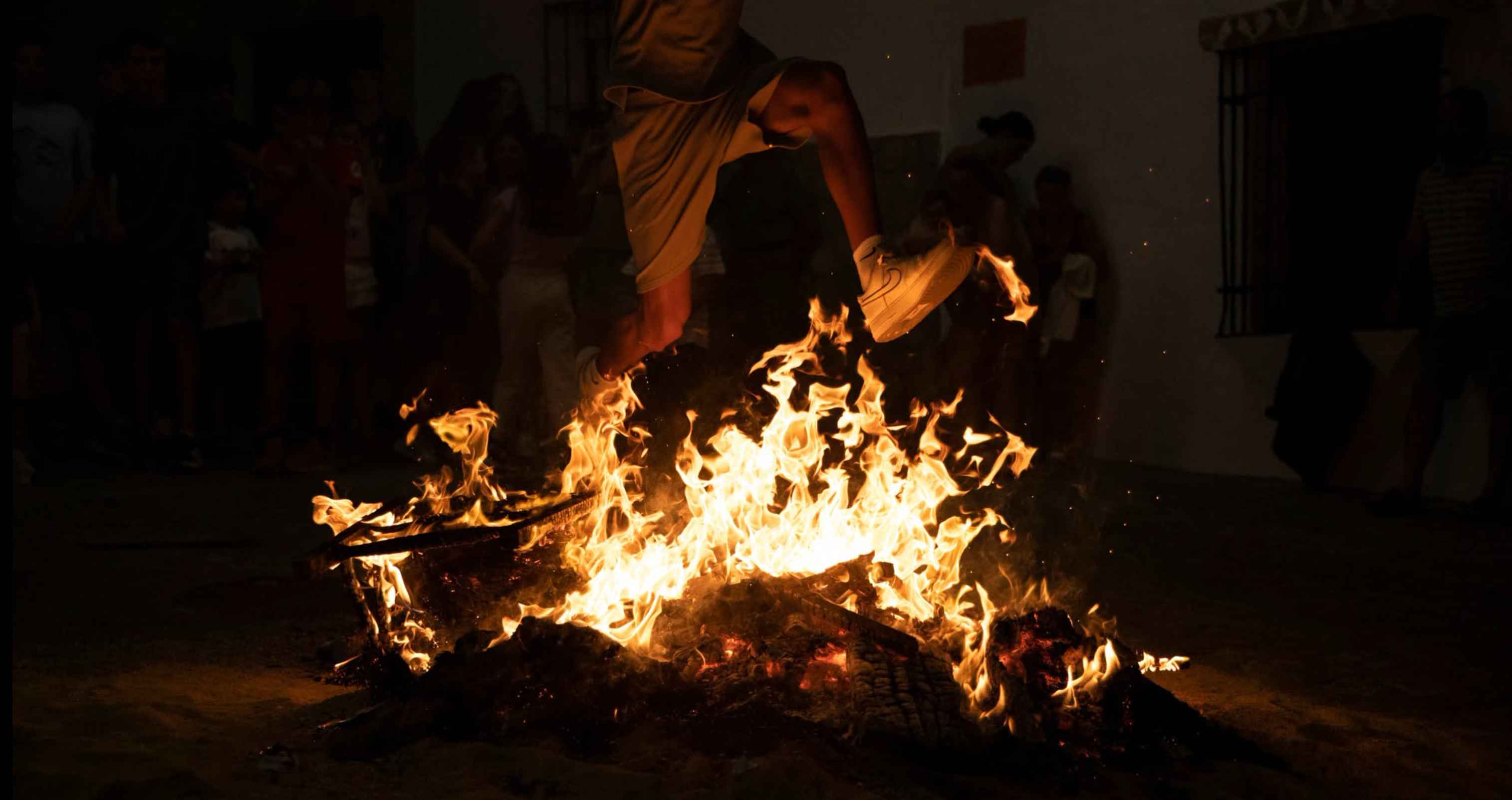 Un joven salta la hoguera en Grazalema.