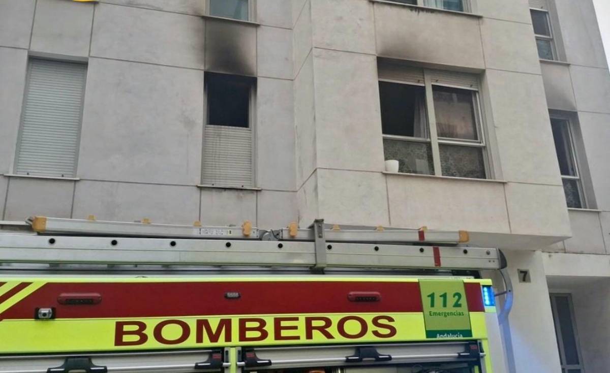 Rescate de madrugada en Cádiz: atrapadas y heridas en su propia vivienda en un incendio