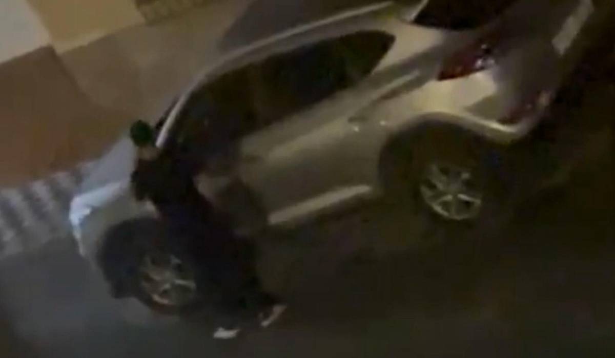 Asalta a una conductora para robarle, causa un accidente contra una vivienda y la amenaza con un arma blanca en Sevilla