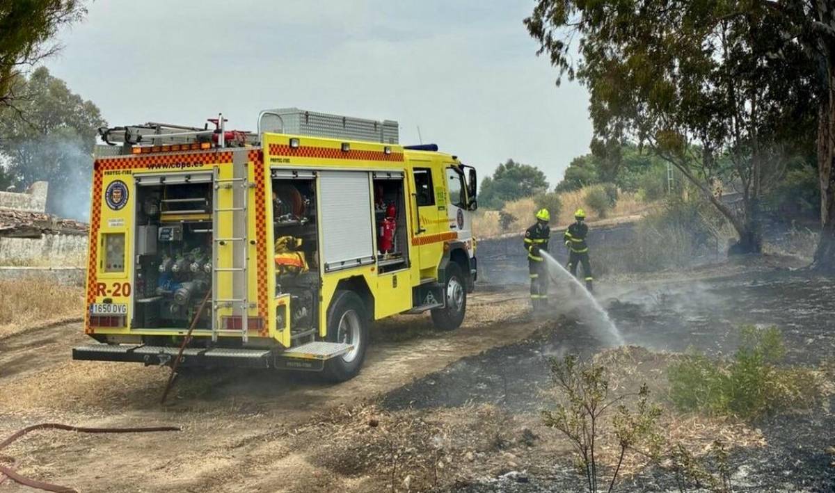 Bomberos de Medina y Chiclana frenan un incendio junto a fincas e instalaciones en El Berrueco - Bomberos de Medina y Chiclana frenan un incendio junto a fincas e instalaciones en El Berrueco