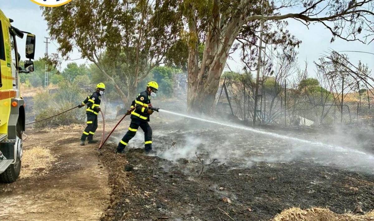 A punto de la tragedia en El Berrueco: bomberos de Medina y Chiclana frenan un incendio junto a fincas e instalaciones 