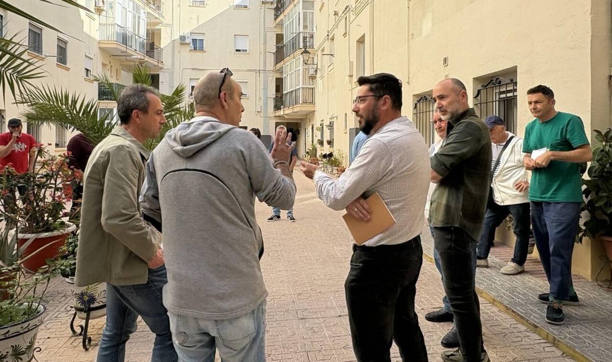 Jorge Rodríguez, junto a dirigentes de IU, en una visita al barrio de Puntales en Cádiz. - Jorge Rodríguez, junto a dirigentes de IU, en una visita al barrio de Puntales en Cádiz.
