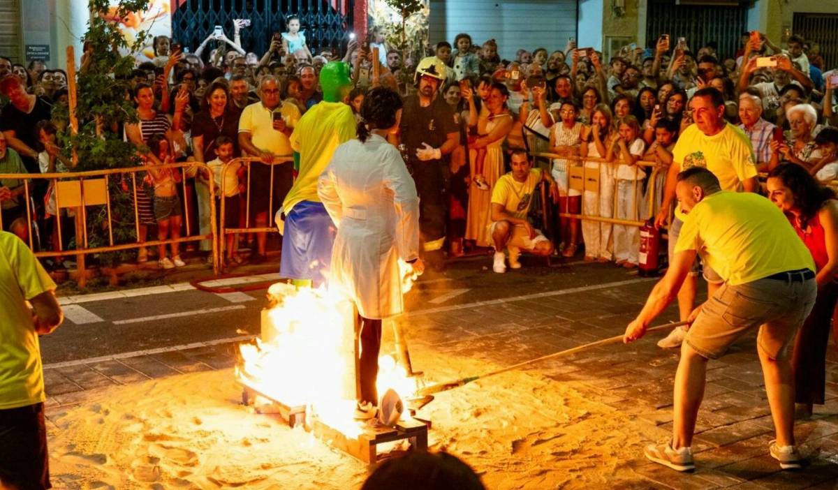 Rota vive una multitudinaria noche de San Juan y presume de 12 distintivos azules - Rota vive una multitudinaria noche de San Juan y presume de 12 distintivos azules