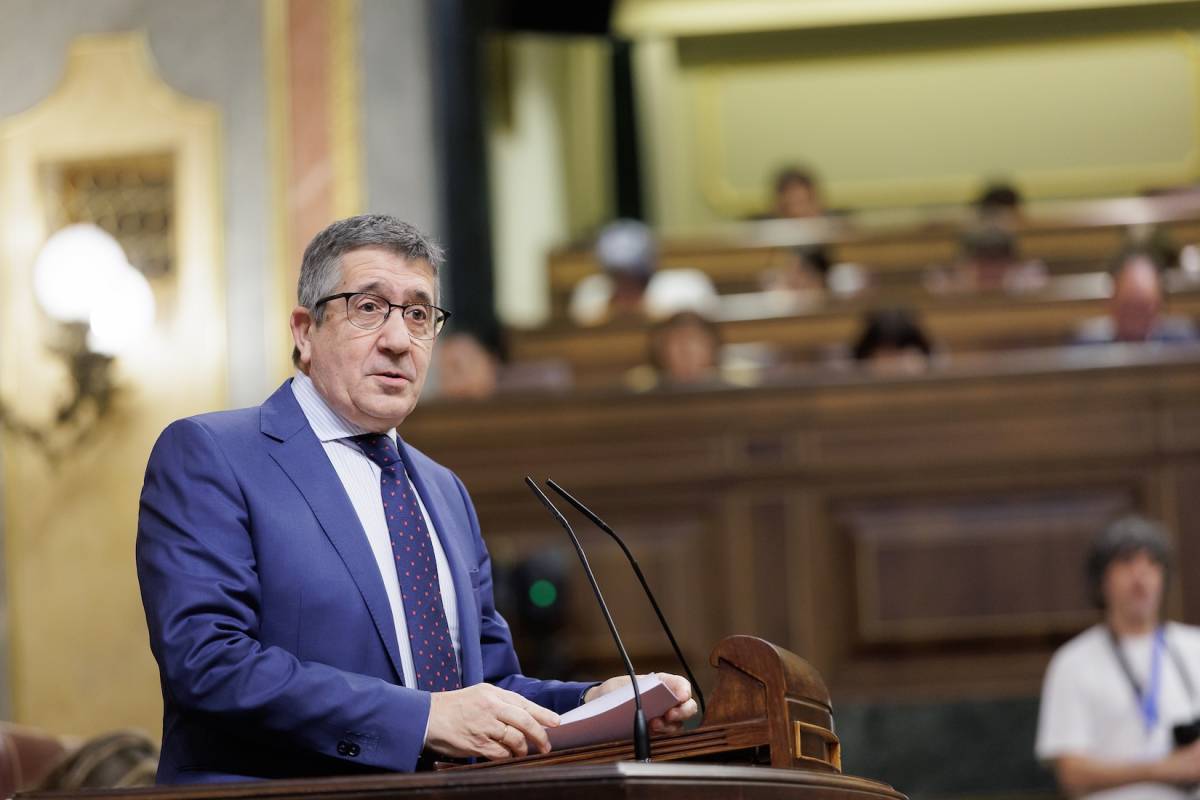 Patxi López estalla contra Feijóo tras mencionar a su padre en el Congreso: "Es usted un ruin"