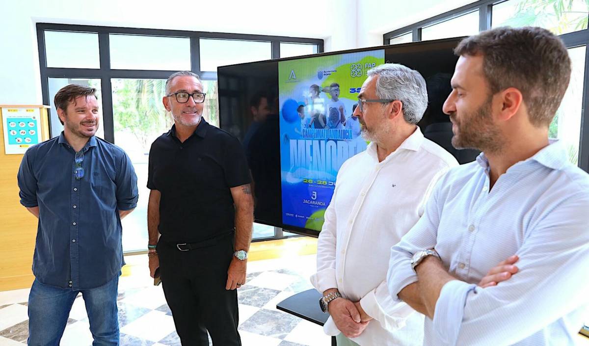 El delegado de Deportes, Tomás Sampalo, y miembros de la federación y clubes de pádel durante la presentación - El delegado de Deportes, Tomás Sampalo, y miembros de la federación y clubes de pádel durante la presentación