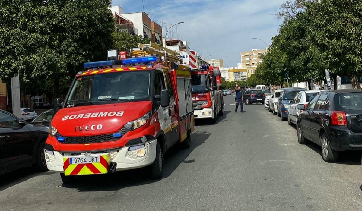 Arde una vivienda en Sevilla capital y un hombre acaba trasladado al hospital