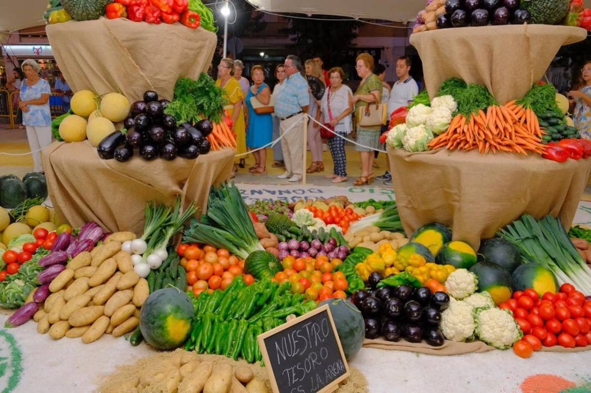 La feria de Sanlúcar con degustación de recetas caseras que visibiliza el esfuerzo de los agricultores