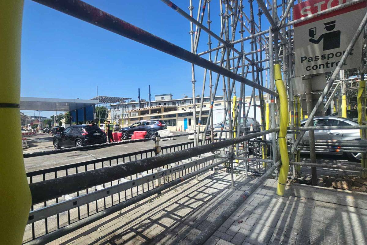 Así marcha la histórica retirada de la Verja de Gibraltar: esto es lo que tienes que saber sobre las entradas y salidas